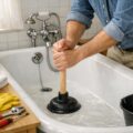 découvrez nos méthodes simples et efficaces pour déboucher votre baignoire rapidement à la maison, sans produits chimiques agressifs.