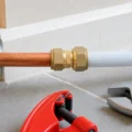 raccord entre tube cuivre et multicouche avec raccord à compression dans une installation de plomberie moderne