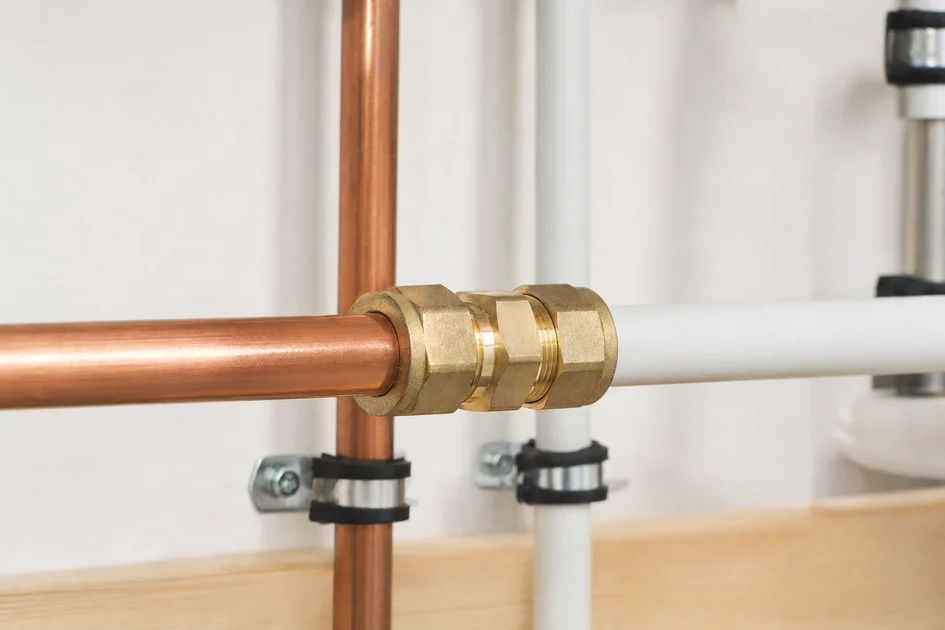 Raccord durable entre tube PER et cuivre dans une installation de plomberie moderne